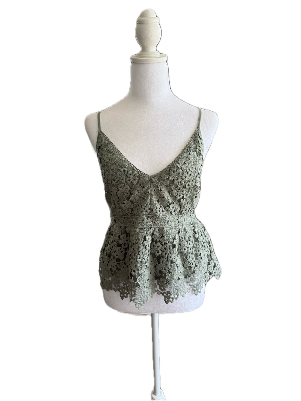 ABERCROMBIE &FITCH Lace Floral V-Neck Peplum Cami Top in Sage - Picture 2 of 9